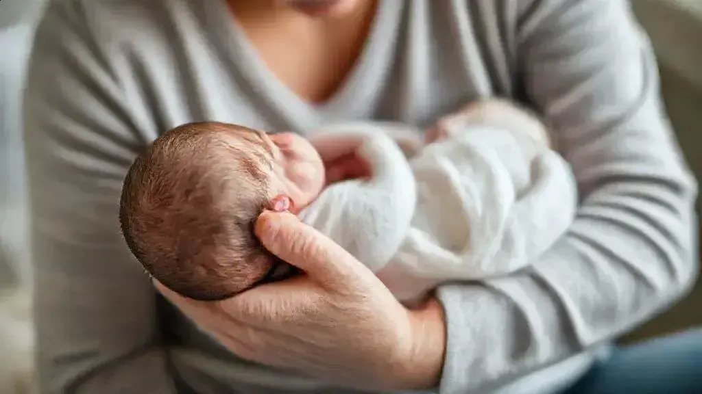 Como aliviar cólicas do bebê recém-nascido de forma eficaz e carinhosa