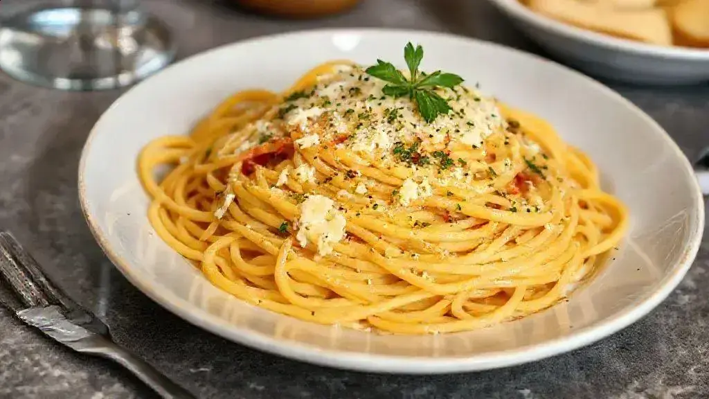 Como fazer macarrão à carbonara de forma simples e deliciosa